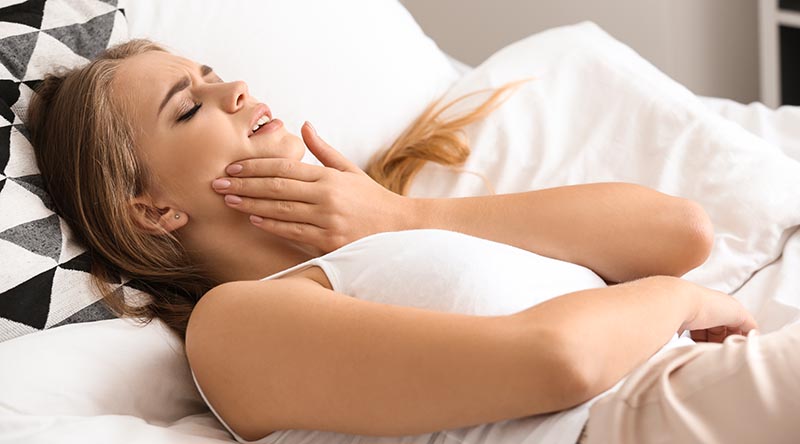 Sie ist mit ihrer Teleskopprothese im Oberkiefer unglücklich, da sie nicht richtig sitzt und ihren Alltag beeinträchtigt.