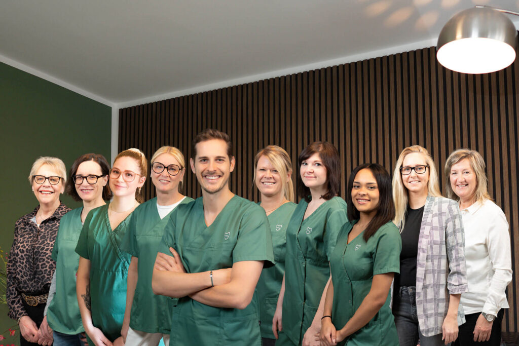 Viele Menschen fragen sich beim Zahnersatz: Krone oder Implantat? Erfahren Sie hier, welche Lösung zu Ihnen passt.