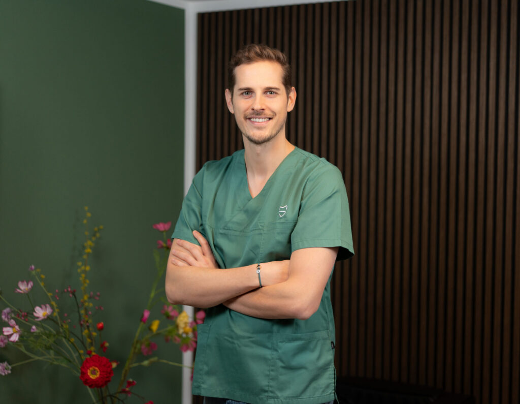 Zahnarzt Maximilian Sattler begrüßt Patienten in seiner Zahnarztpraxis in Marl.